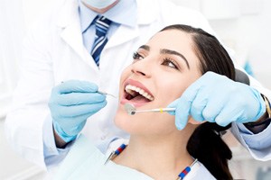 patient visiting dentist for dental checkup